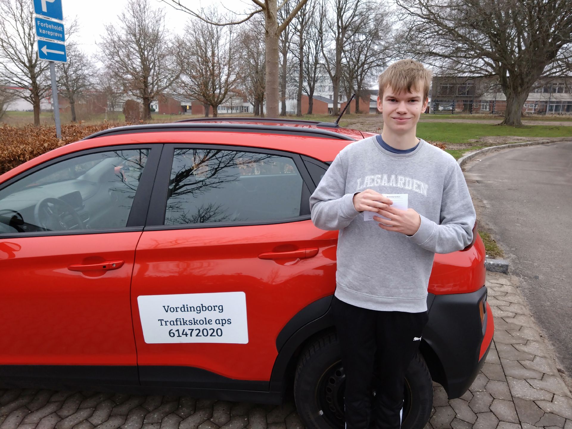Nikolaj Hausmann Olsen ønskes tillykke med kørekortet